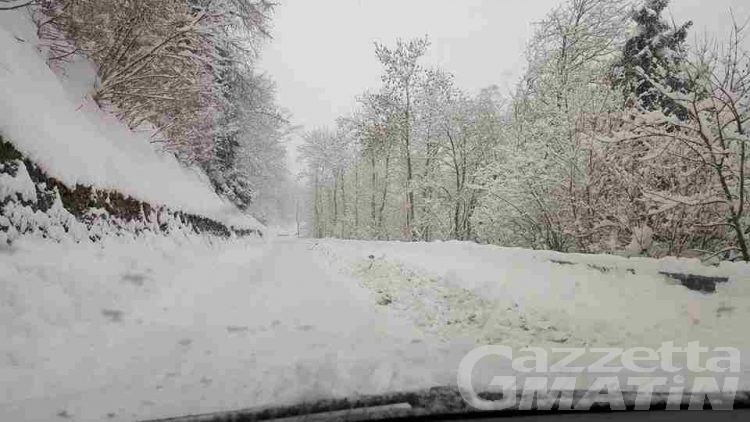 Valanghe: pullman bloccato su strada per Rhêmes