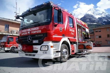 Incendio ad Antey: operazioni di spegnimento in corso