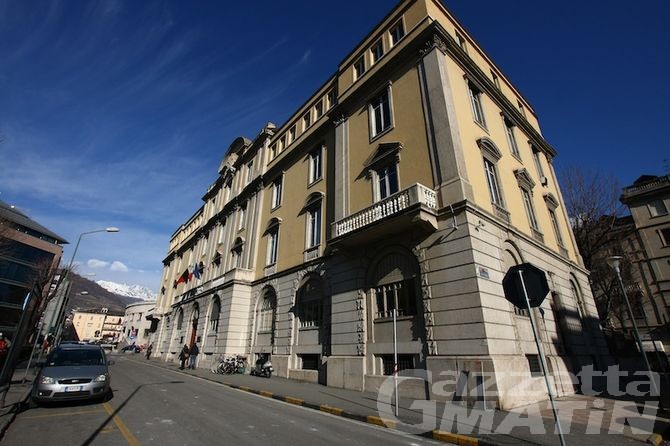 Barista arrestato ad Aosta: disposti accertamenti medico-legali sulle ferite della persona offesa