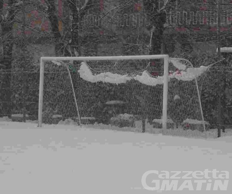 Calcio: la neve fa saltare già sei partite