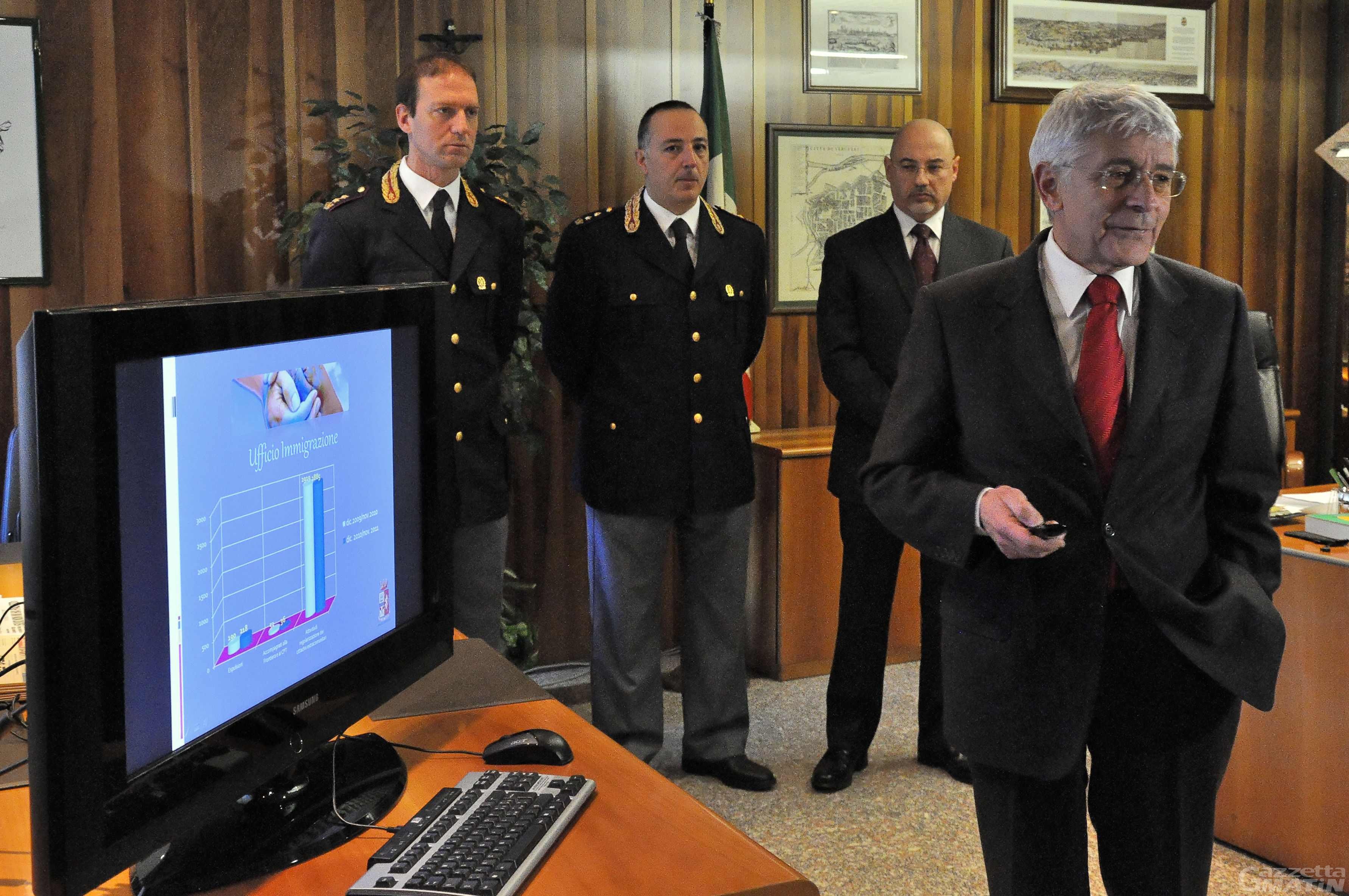 Polizia: «ci prendono in giro»