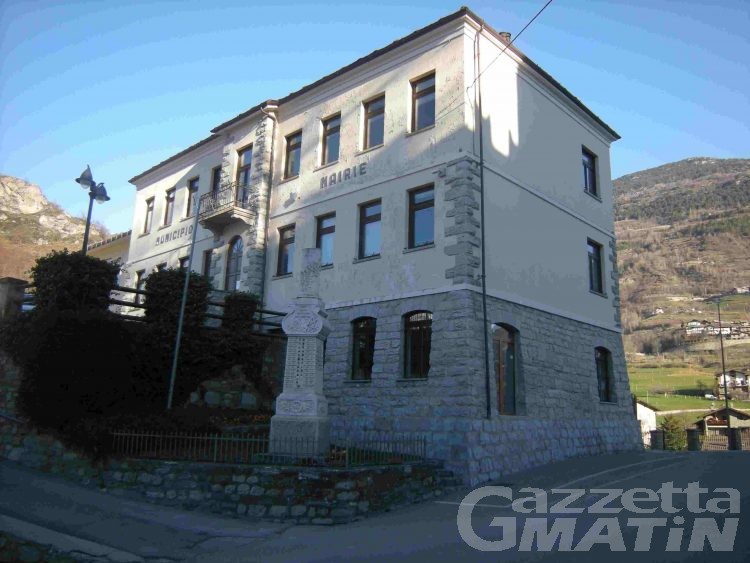 St-Pierre: scoppia il caso delle «pratiche ferme da anni nei cassetti»