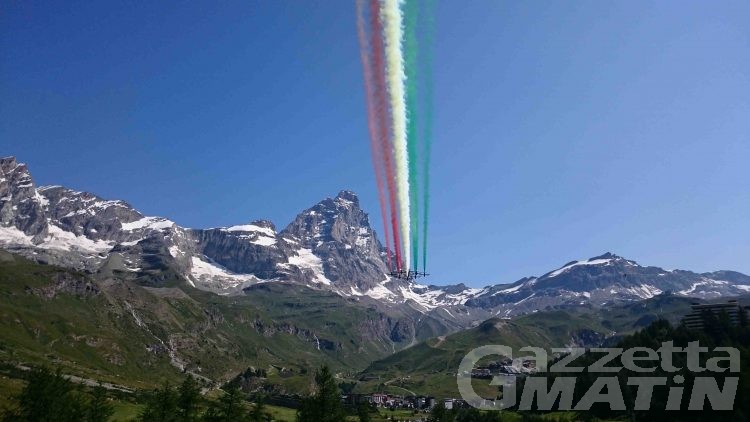Montagna: Frecce Tricolori danzano attorno Cervino
