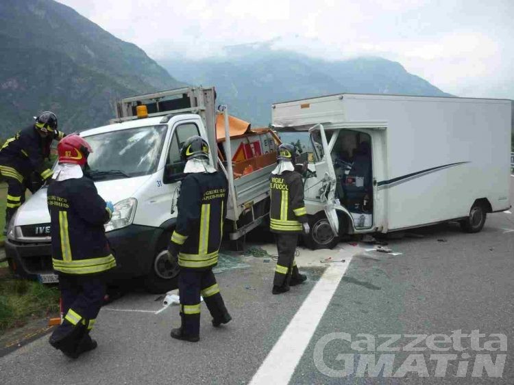 Incidente stradale sull’A5: furgone centra un mezzo di cantiere dopo il casello di Verrès