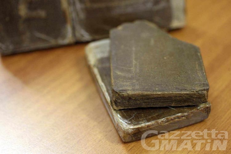 Droga: ‘beccato’ con 125 grammi di hashish, denunciato