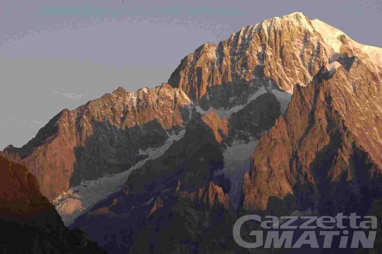 Monte Bianco: recuperati «in buone condizioni ma stravolti» i due alpinisti stranieri bloccati a 4.600 metri da giovedì