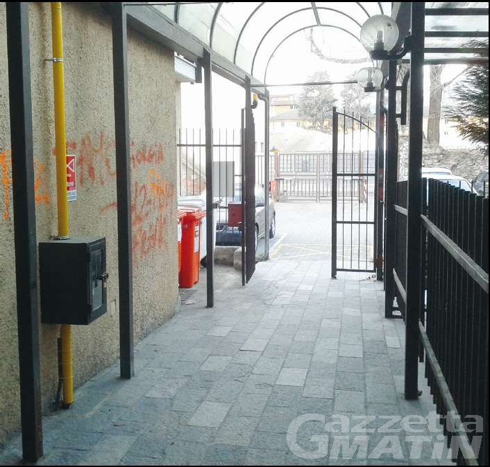 Aosta: malmenato e rapinato in pieno centro