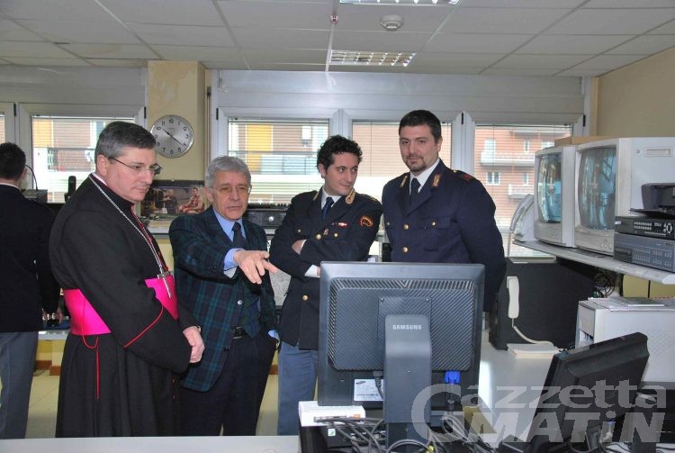 Monsignor Lovignana visita la questura di Aosta