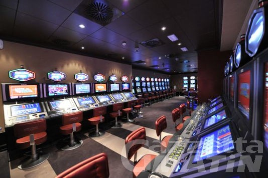 Casinò: giocatori valdostani solo con denaro contante Casinò: giocatori valdostani solo con denaro contante