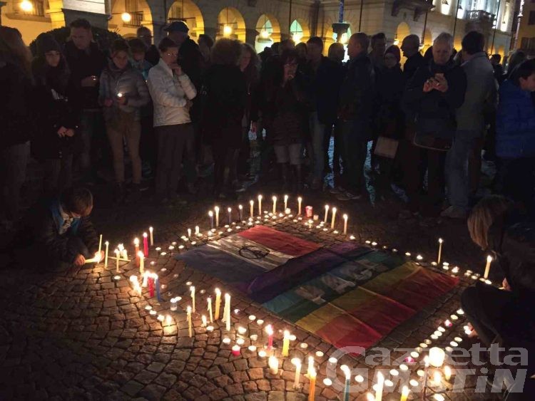 Assalto a Parigi, candele e silenzi in piazza