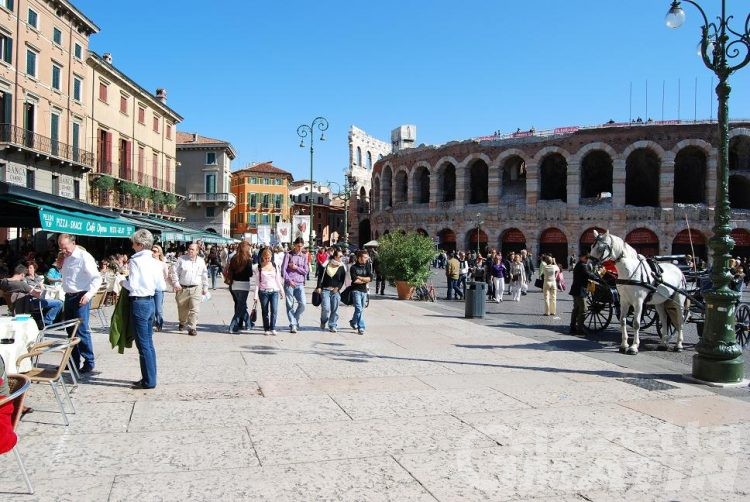 Raccoglieva offerte per una onlus che in realtà non esiste, denunciata ventenne aostana