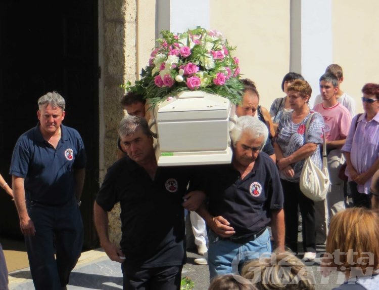 Funerali ragazzina morta di meningite, don Vittaz: «Una nuova vita rinascerà nel nome di Valérie»