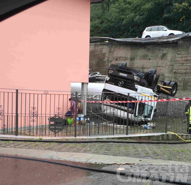 Aosta: camion giù da cavalcavia dopo lo scontro con un’auto