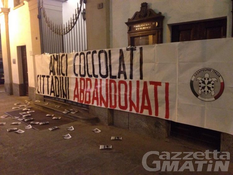 Blitz di CasaPound davanti al Comune di Aosta, affisso lo striscione «Amici coccolati, cittadini abbandonati»