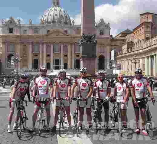 Ciclismo: le sette Aquile in piazza San Pietro