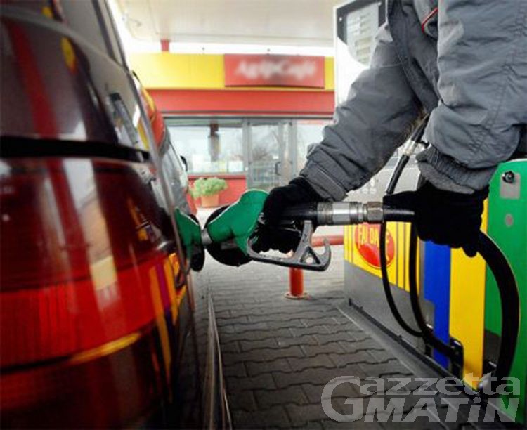 Caro benzina: colpa della mancanza di concorrenza