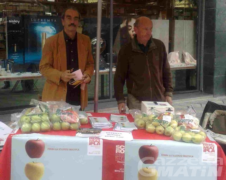 Solidarietà: le mele dell’Aism ‘valgono’ quasi 22 mila euro