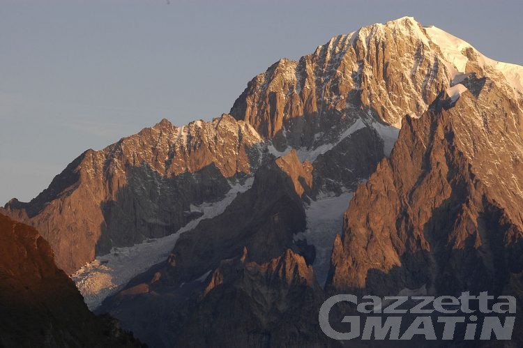 Monte Bianco: due alpinisti stranieri bloccati in quota dalla scarsa visibilità