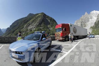 Un russo e tre lettoni denunciati al Traforo del Monte Bianco per un furto a Chamonix