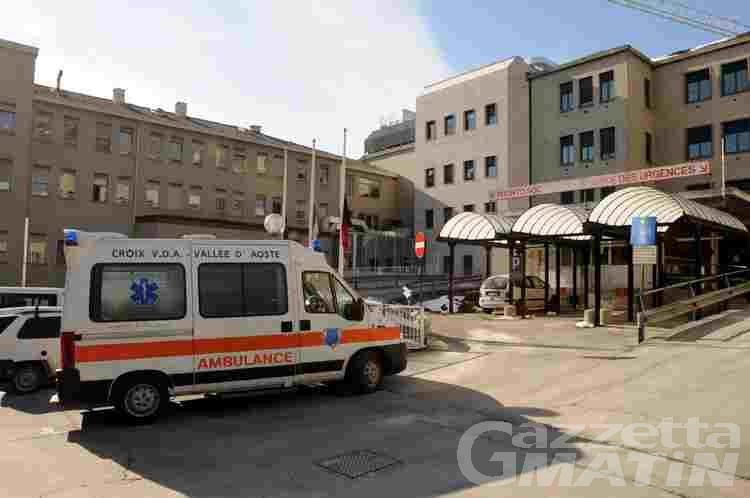 Parapiglia in ospedale: aggrediti il personale sanitario e i poliziotti, denunciato un giovane