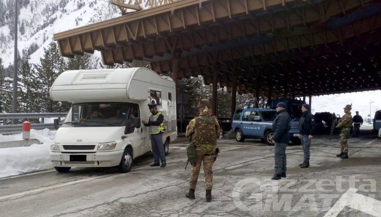 Traforo Monte Bianco: fermato camper, tre persone arrestate