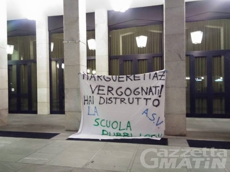 Riforma scuola: «Marguerettaz vergognati», striscione sotto palazzo regionale