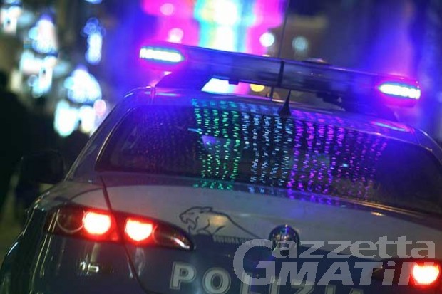 Aosta: calci e testata a poliziotti, arrestato cittadino rumeno