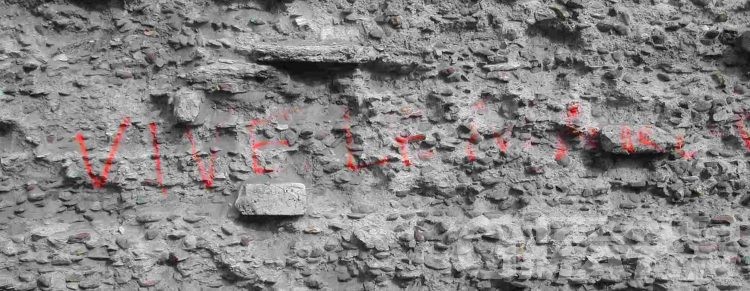 Imbratta mura romane con vernice rossa, denunciato