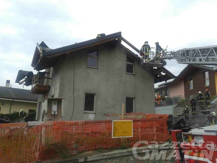 Vigili del fuoco: incendio distrugge tetto di una casa in costruzione