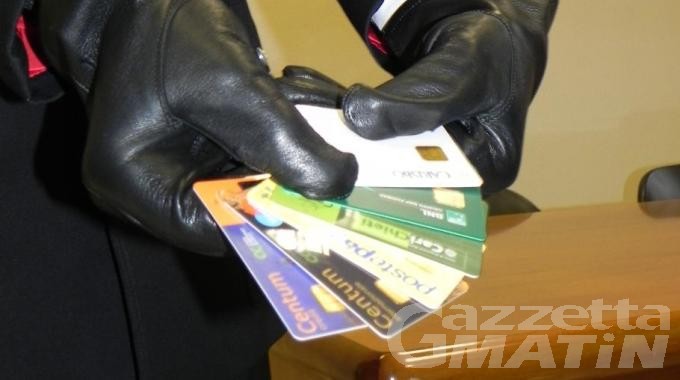 Hône: tentano di prelevare contante con carte di credito rubate, denunciati due albanesi di Pont-St-Martin