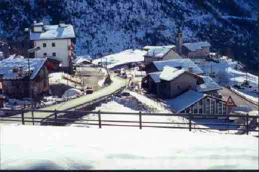 Neve: A Oyace 15 bambini, insegnanti e bidelli bloccati a scuola; evacuate due famiglie dall’abitato di Bouioz