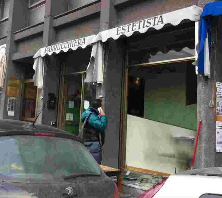 Aosta: due molotov e una pietra contro un negozio da parrucchiera