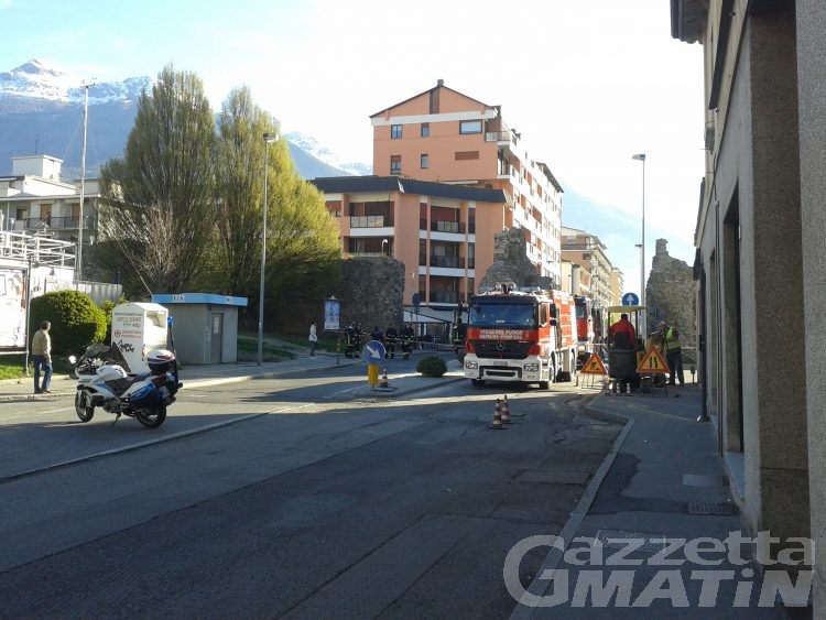 Aosta: fuga di gas da una tubatura in via Torino, traffico deviato