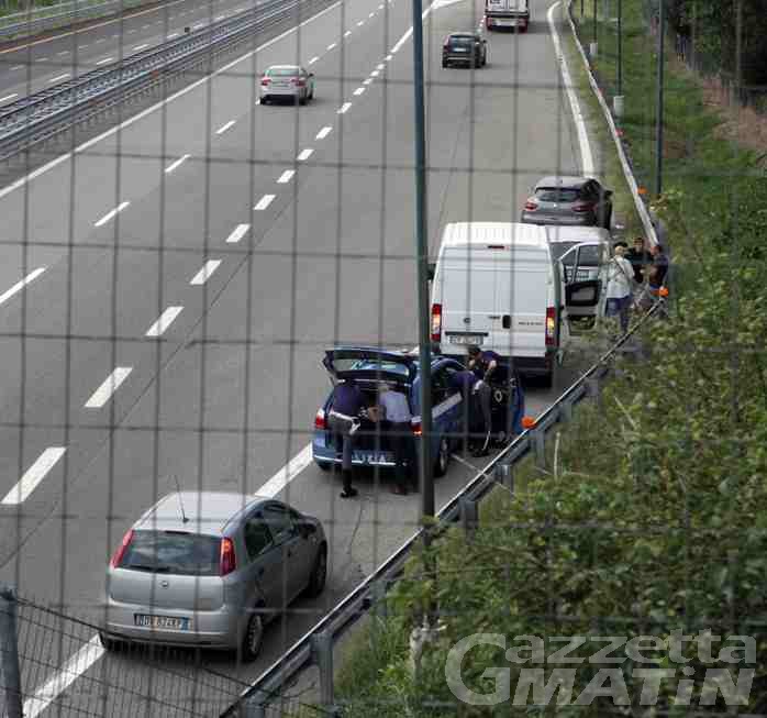 Furgone carico di sigarette assaltato sull’A5, autista immobilizzato al sedile