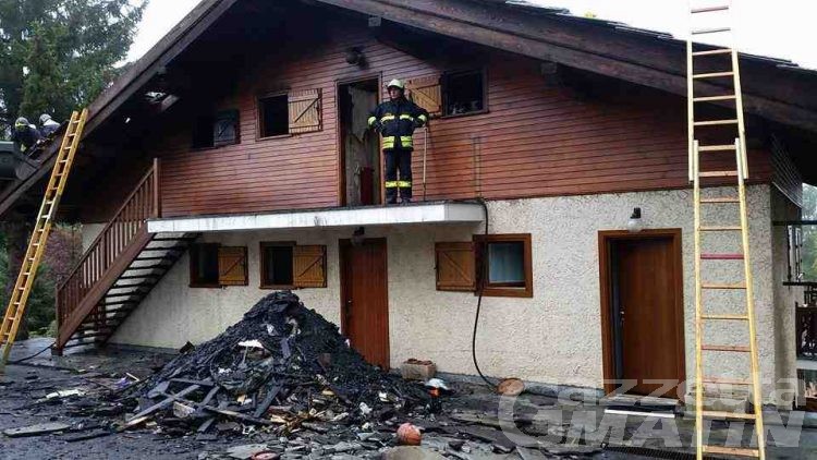 Incendio, fiamme distruggono casa ad Antagnod