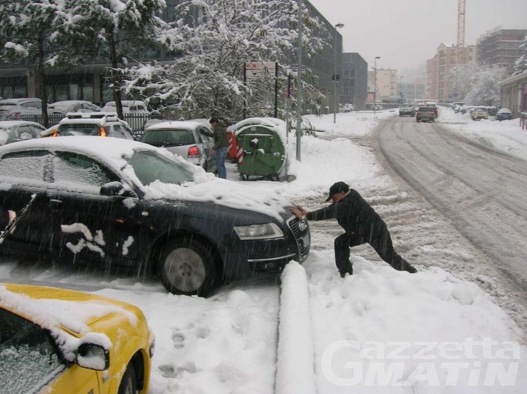 Maltempo: arriva la neve, pericolo valanghe marcato e prime strade chiuse