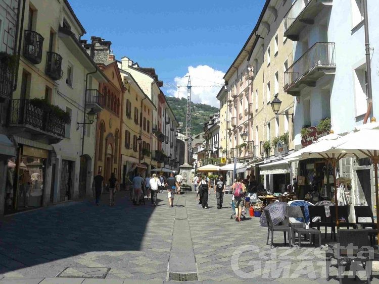Aosta: in permesso dai domiciliari, minaccia e aggredisce una donna in pieno centro