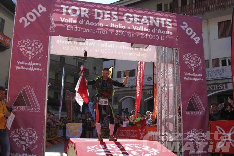 Tor des Géants: Franco Collé da solo a Courmayeur, la quinta edizione è sua; dopo il traguardo l’antidoping da parte dei carabinieri del Nas