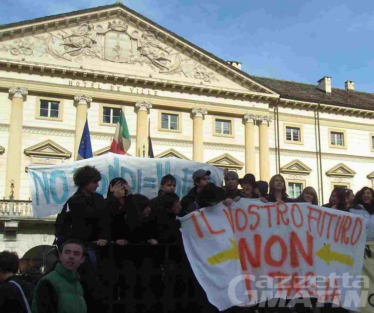 Scuola: lunedì 9 dicembre studenti in piazza contro i tagli