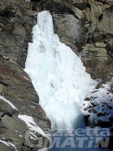 Tragedia sfiorata: uno scalatore tedesco cade da una cascata di ...