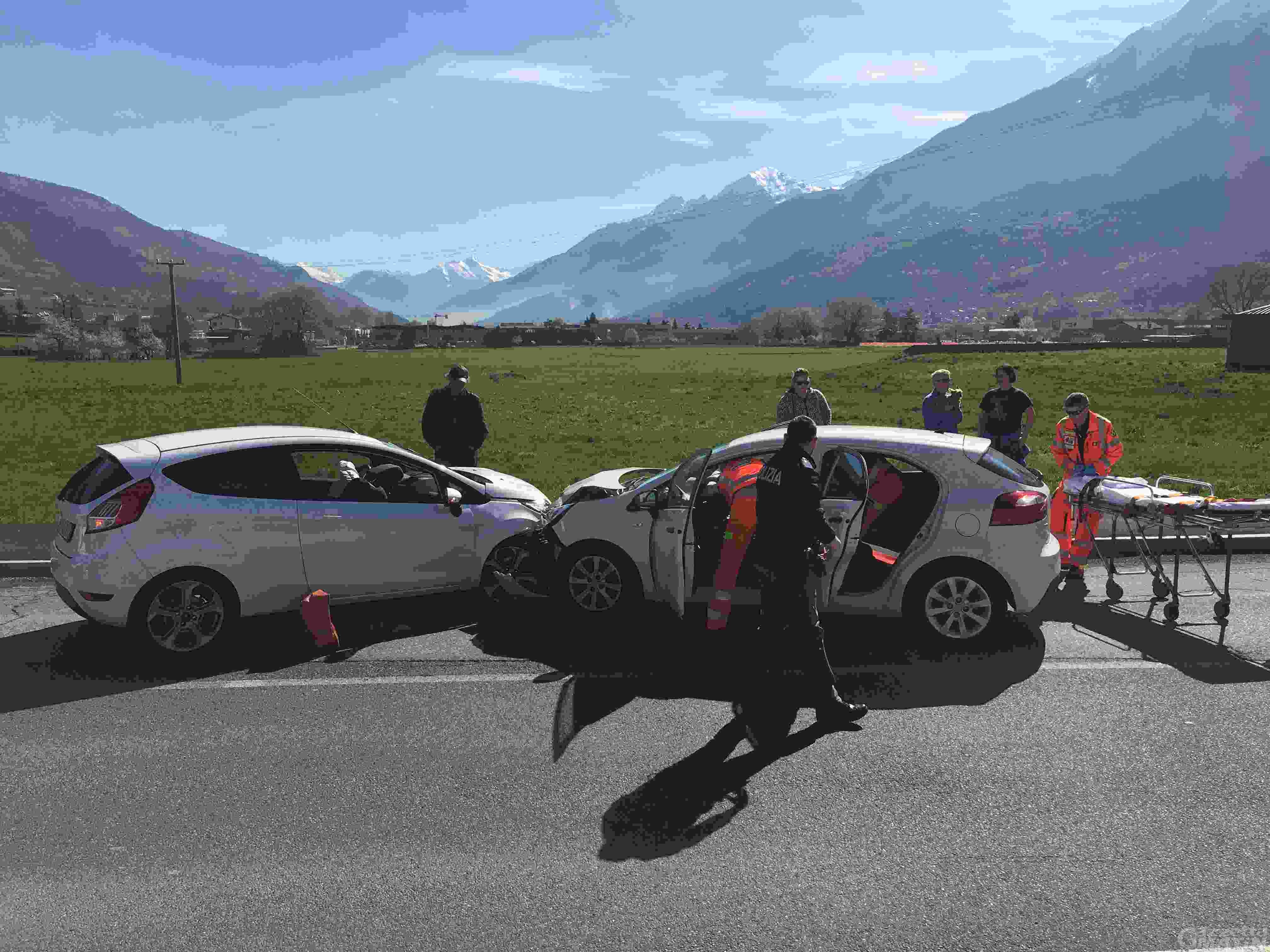 Aosta: frontale in auto, ladri in fuga, donna ricoverata