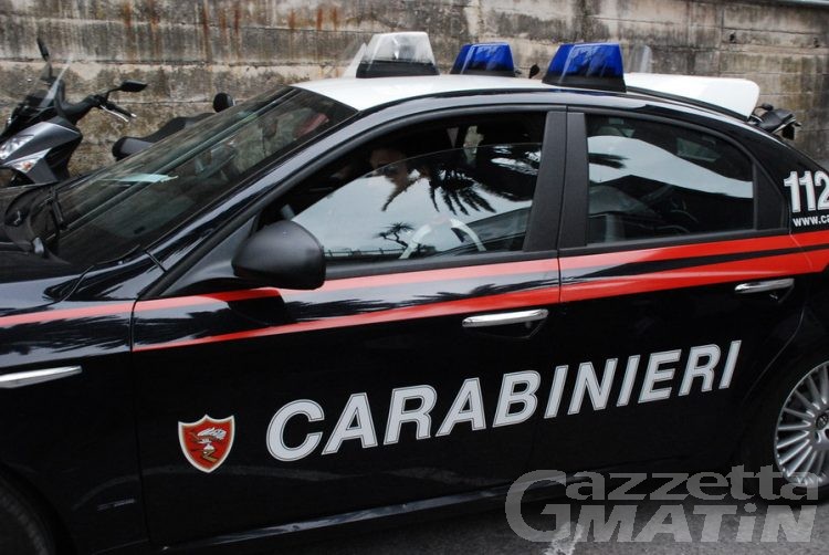 Getta lo zaino pieno di marijuana dalla finestra per sfuggire al controllo dei Carabinieri: arrestato