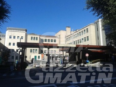 Muore dopo essere stato raggiunto alla testa da proiettile della sua pistola