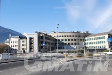 Cade dalla finestra di casa, giovane in gravi condizioni