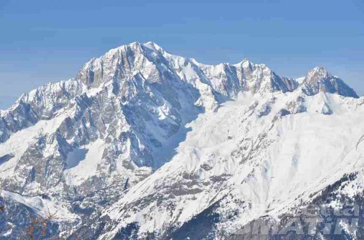Monte Bianco, tre alpinisti bloccati e in difficoltà: uno è in ipotermia