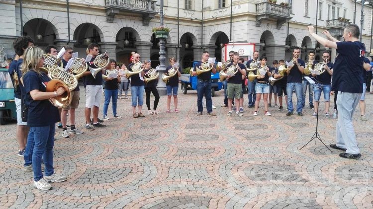 Musica, flash mob di corni in piazza