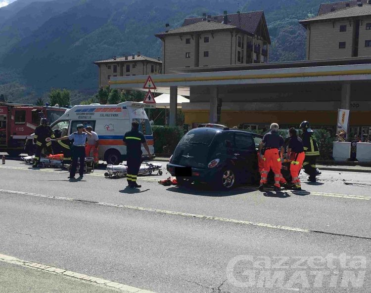 Scontro frontale ad Aosta: auto contro ambulanza, in tre al PS