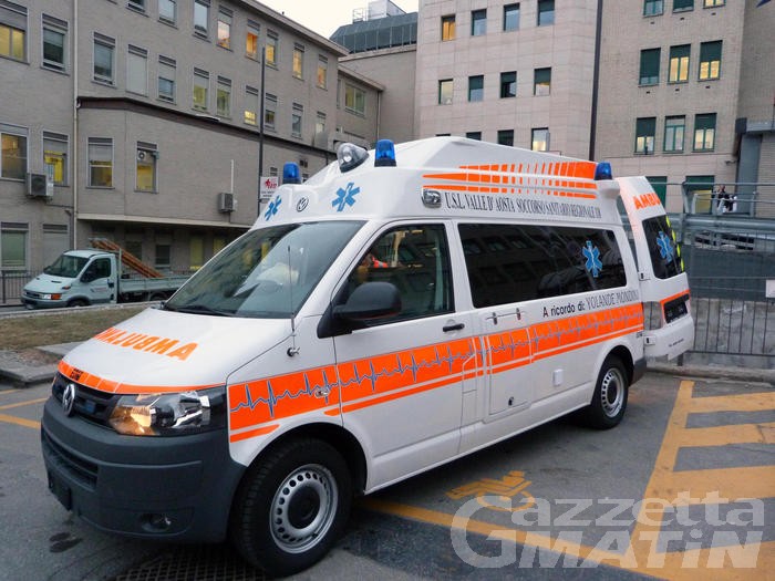 Saint-Christophe, scontro tra auto: due persone in ospedale