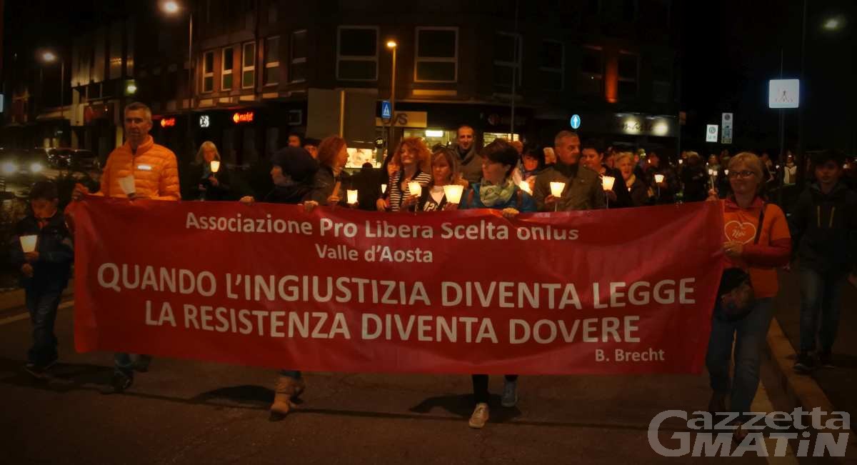 Vaccini: almeno 500 persone alla fiaccolata per la libera scelta