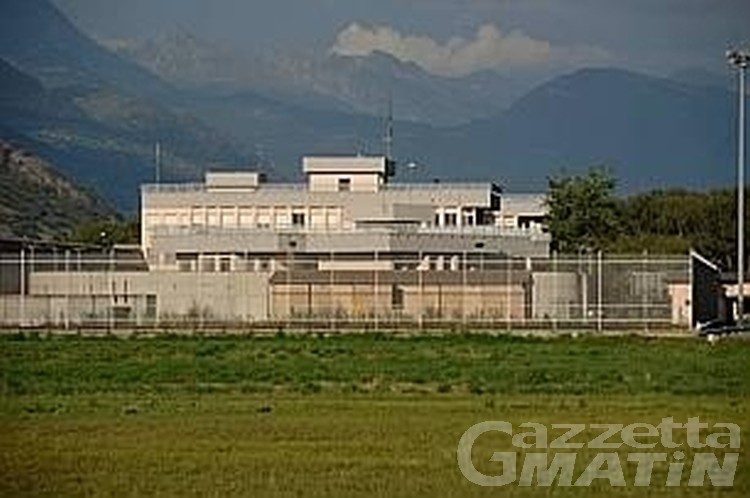 Picchia la compagna davanti alla figlia piccola: 37enne in manette